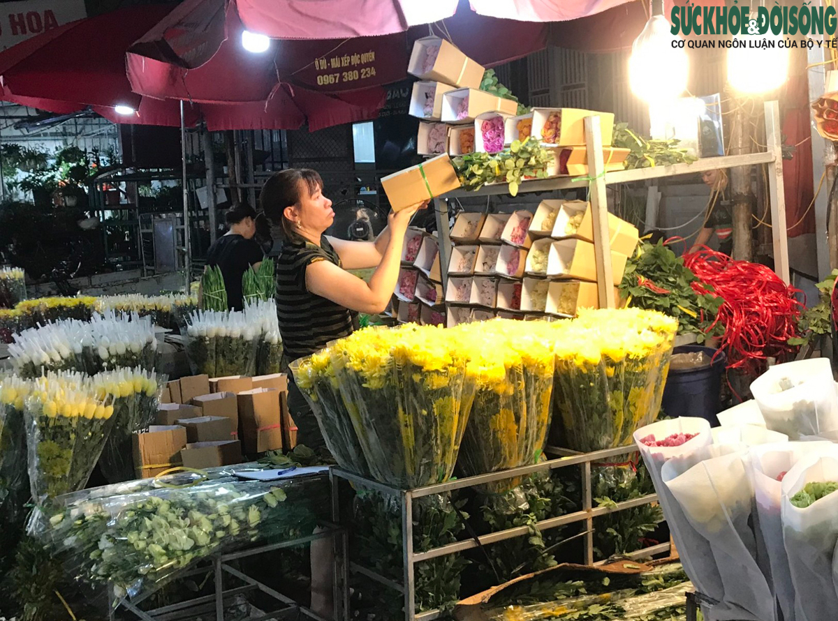 Nhịp sống chợ hoa Quảng An lúc rạng sáng khi Hà Nội bước vào đỉnh điểm nắng nóng - Ảnh 2.