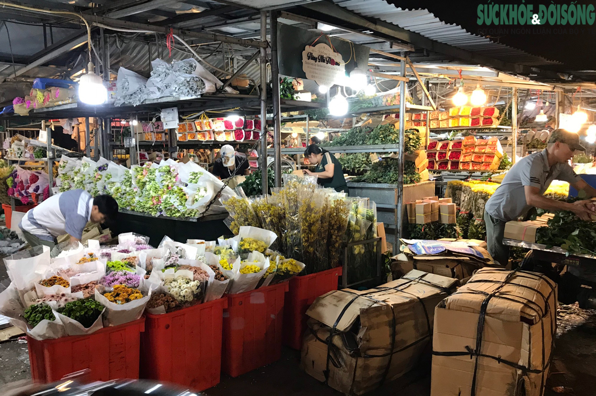 Nhịp sống chợ hoa Quảng An lúc rạng sáng khi Hà Nội bước vào đỉnh điểm nắng nóng - Ảnh 12.