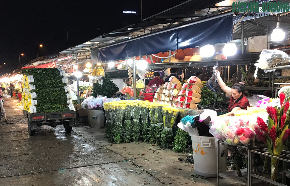 Nhịp sống chợ hoa Quảng An lúc rạng sáng khi Hà Nội bước vào đỉnh điểm nắng nóng - Ảnh 13.