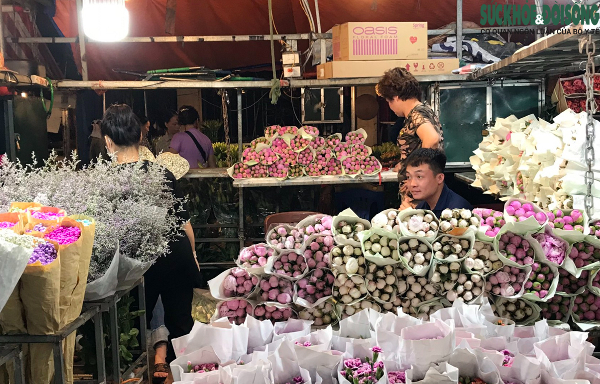 Nhịp sống chợ hoa Quảng An lúc rạng sáng khi Hà Nội bước vào đỉnh điểm nắng nóng - Ảnh 14.