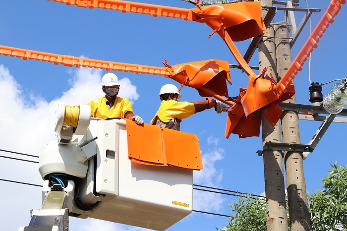 Công nhân ngành Điện sửa chữa điện ngày nắng nóng