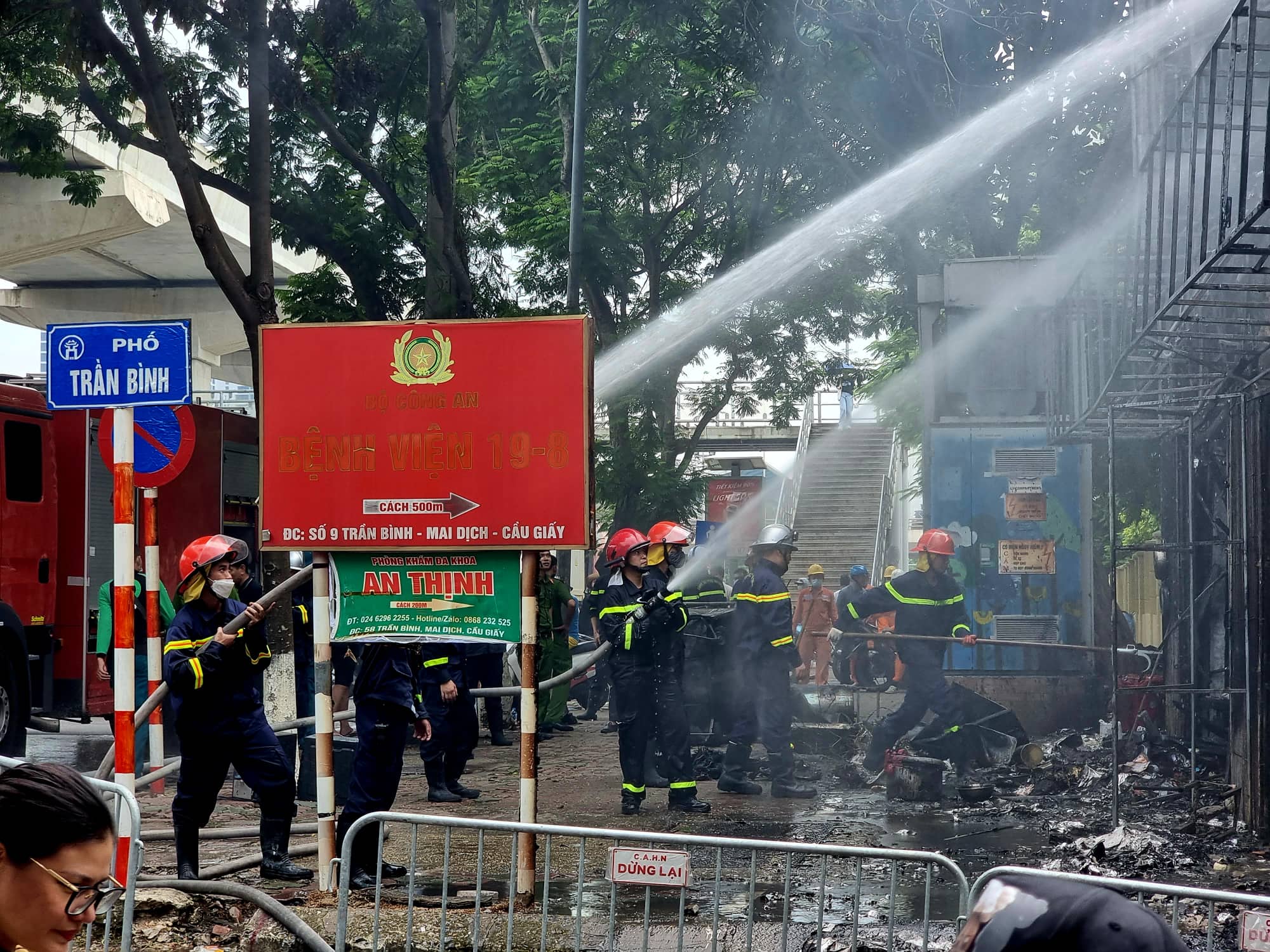 Một buổi sáng, Hà Nội xảy ra 2 vụ cháy lớn - Ảnh 2.