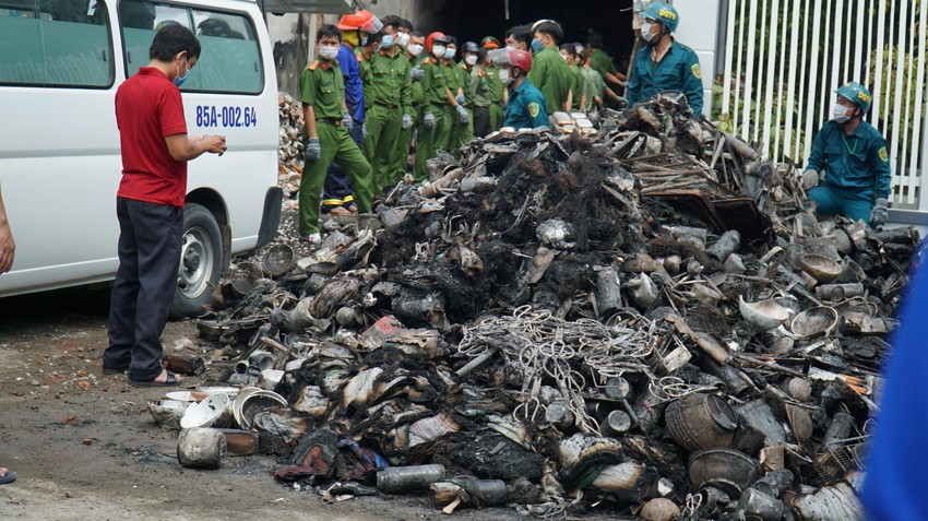 Người chồng khóc thảm thiết khi tìm thấy thi thể 3 mẹ con trong căn nhà cháy ở Ninh Thuận - Ảnh 2.