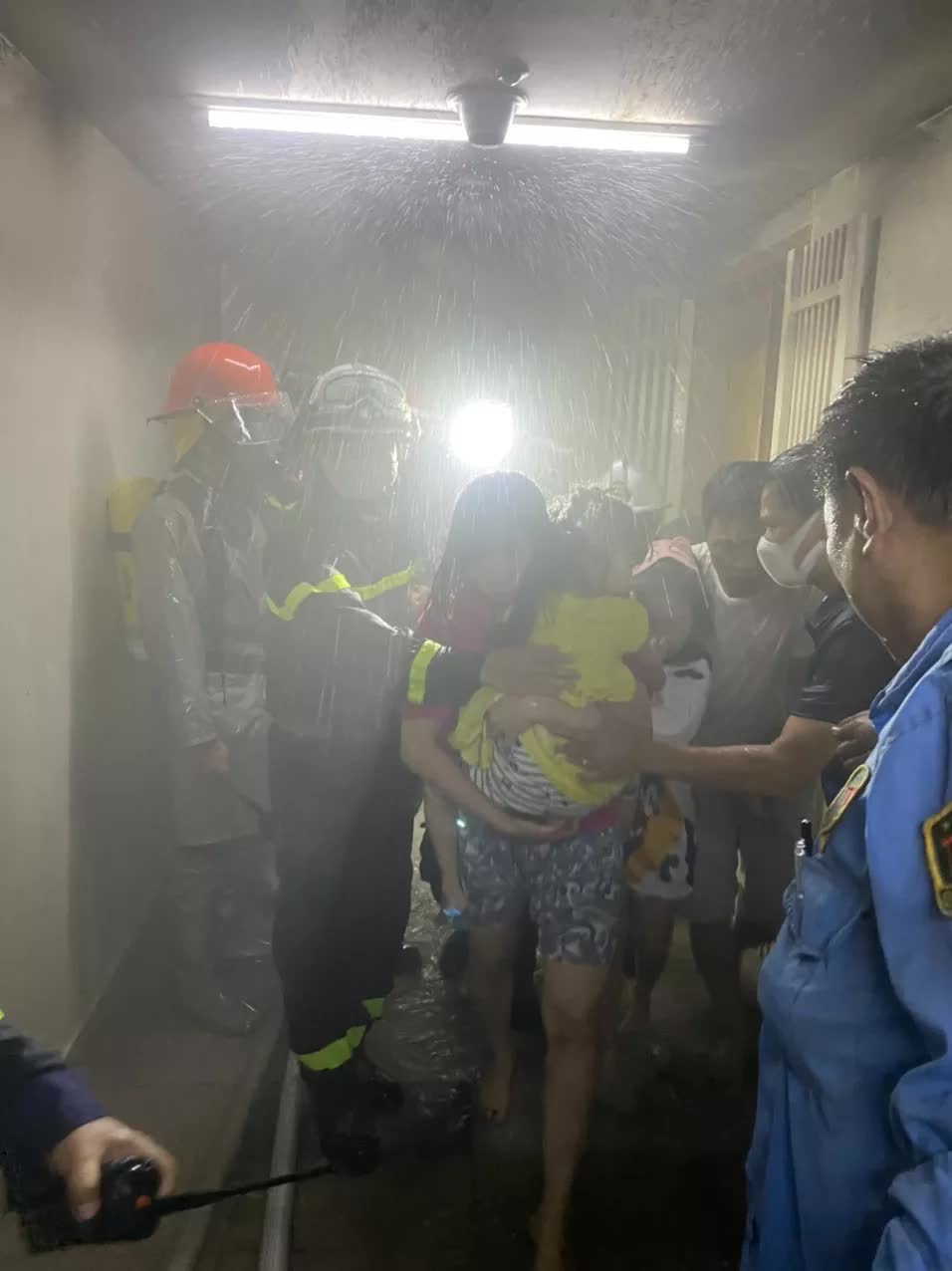 Nỗ lực dập lửa giải cứu 4 người khỏi đám cháy tại chung cư ở Hà Nội - Ảnh 4.