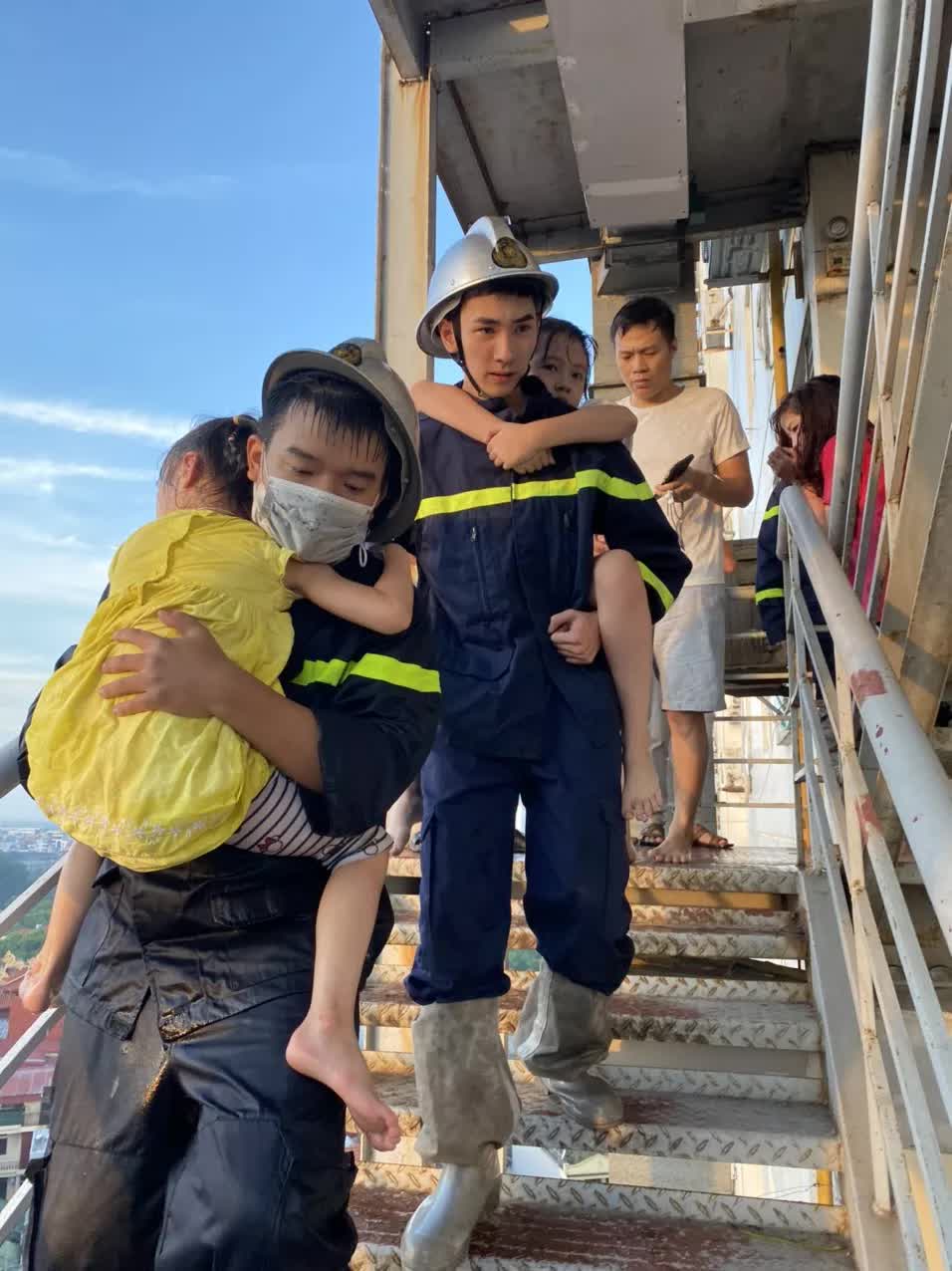 Nỗ lực dập lửa giải cứu 4 người khỏi đám cháy tại chung cư ở Hà Nội - Ảnh 5.