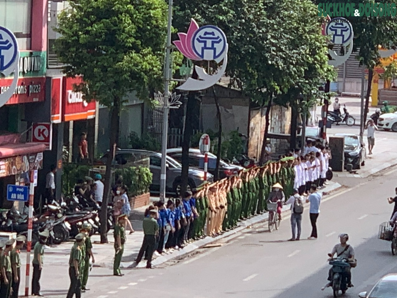 Đồng đội, người dân chào tiễn biệt 3 chiến sĩ Cảnh sát PCCC trên đường - Ảnh 3.