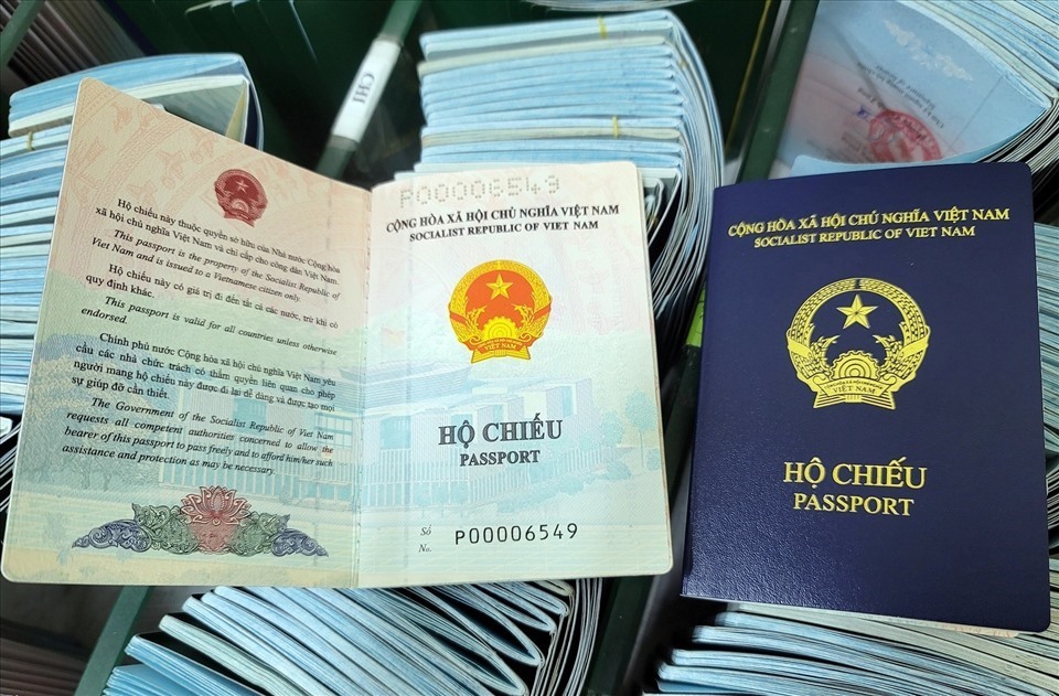 Bộ Công an sẽ sửa mẫu hộ chiếu mới, bổ sung \'nơi sinh\'