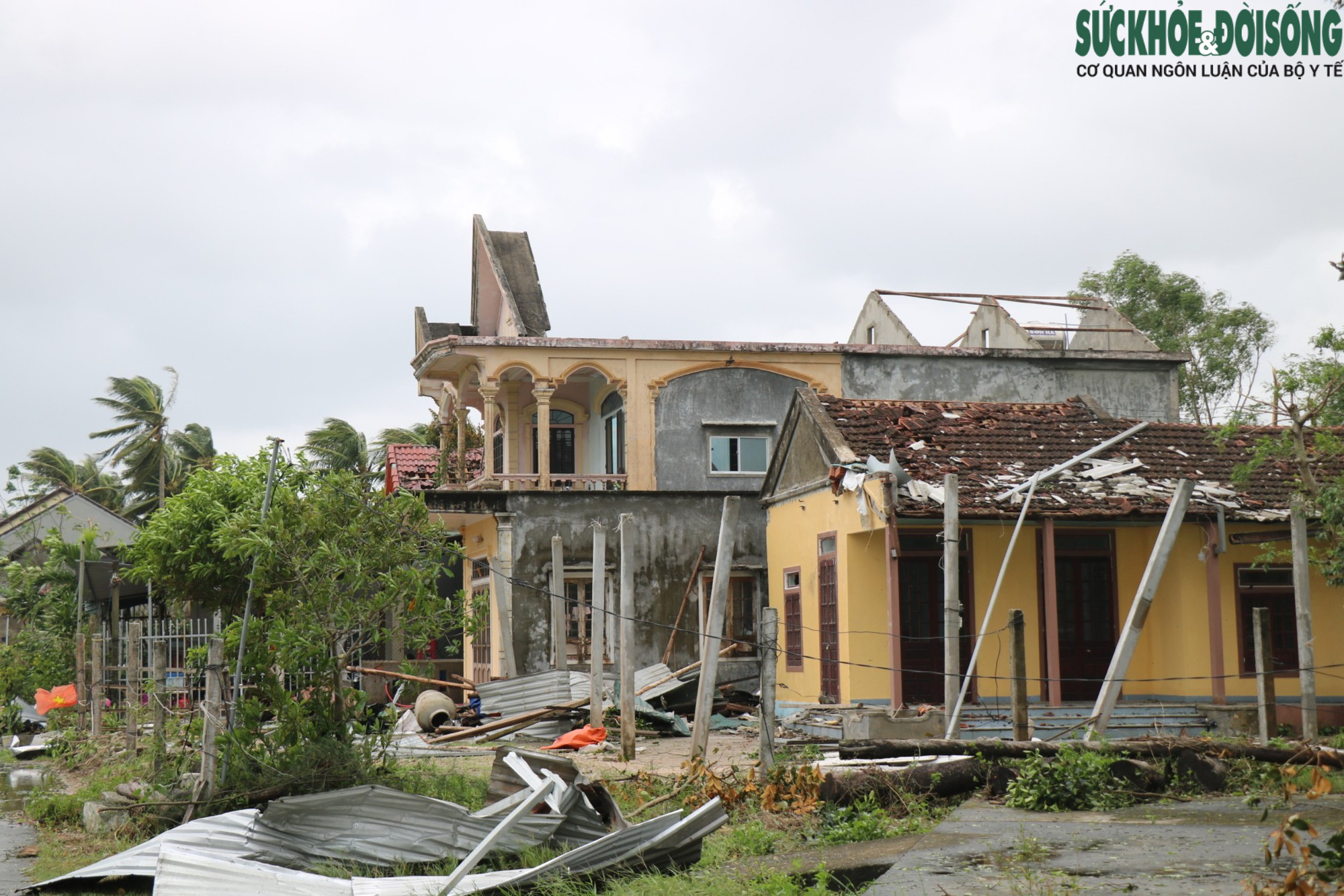Nhà cửa tan hoang sau bão Noru, người dân miền biển Thừa Thiên Huế vẫn chưa hết bàng hoàng - Ảnh 5.
