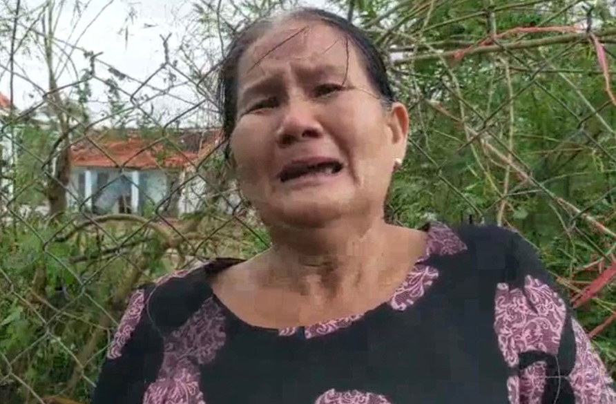Nhà cửa tan hoang sau bão Noru, người dân miền biển Thừa Thiên Huế vẫn chưa hết bàng hoàng - Ảnh 8.
