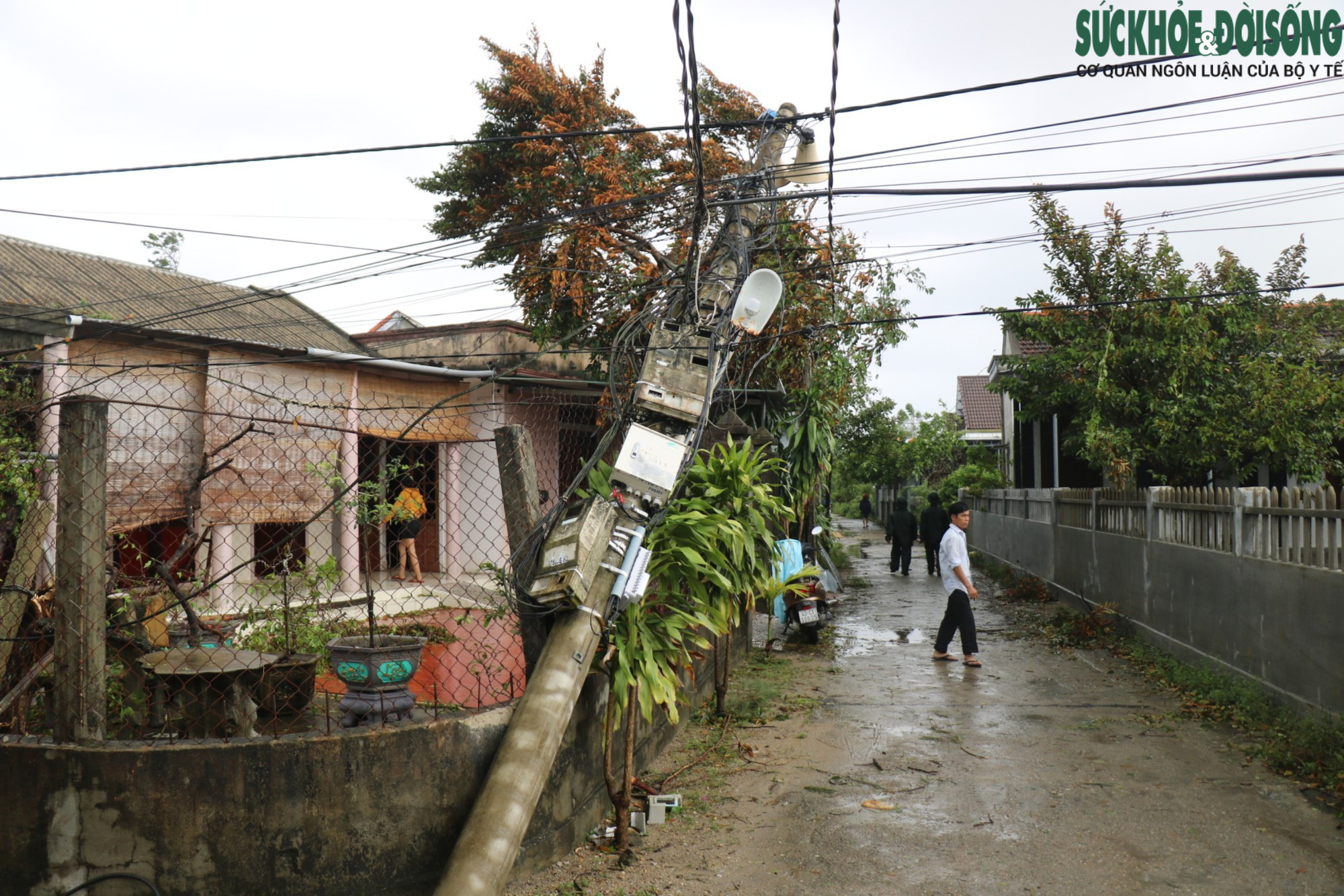 Nhà cửa tan hoang sau bão Noru, người dân miền biển Thừa Thiên Huế vẫn chưa hết bàng hoàng - Ảnh 3.