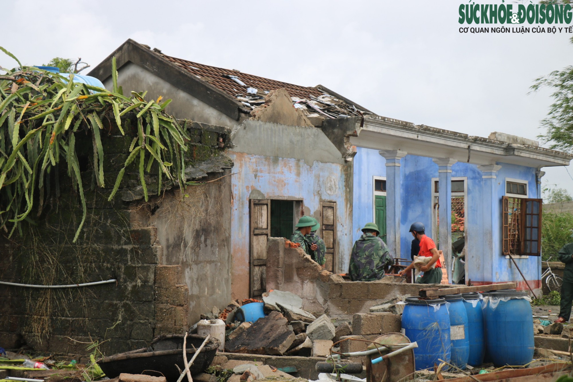 Nhà cửa tan hoang sau bão Noru, người dân miền biển Thừa Thiên Huế vẫn chưa hết bàng hoàng - Ảnh 10.