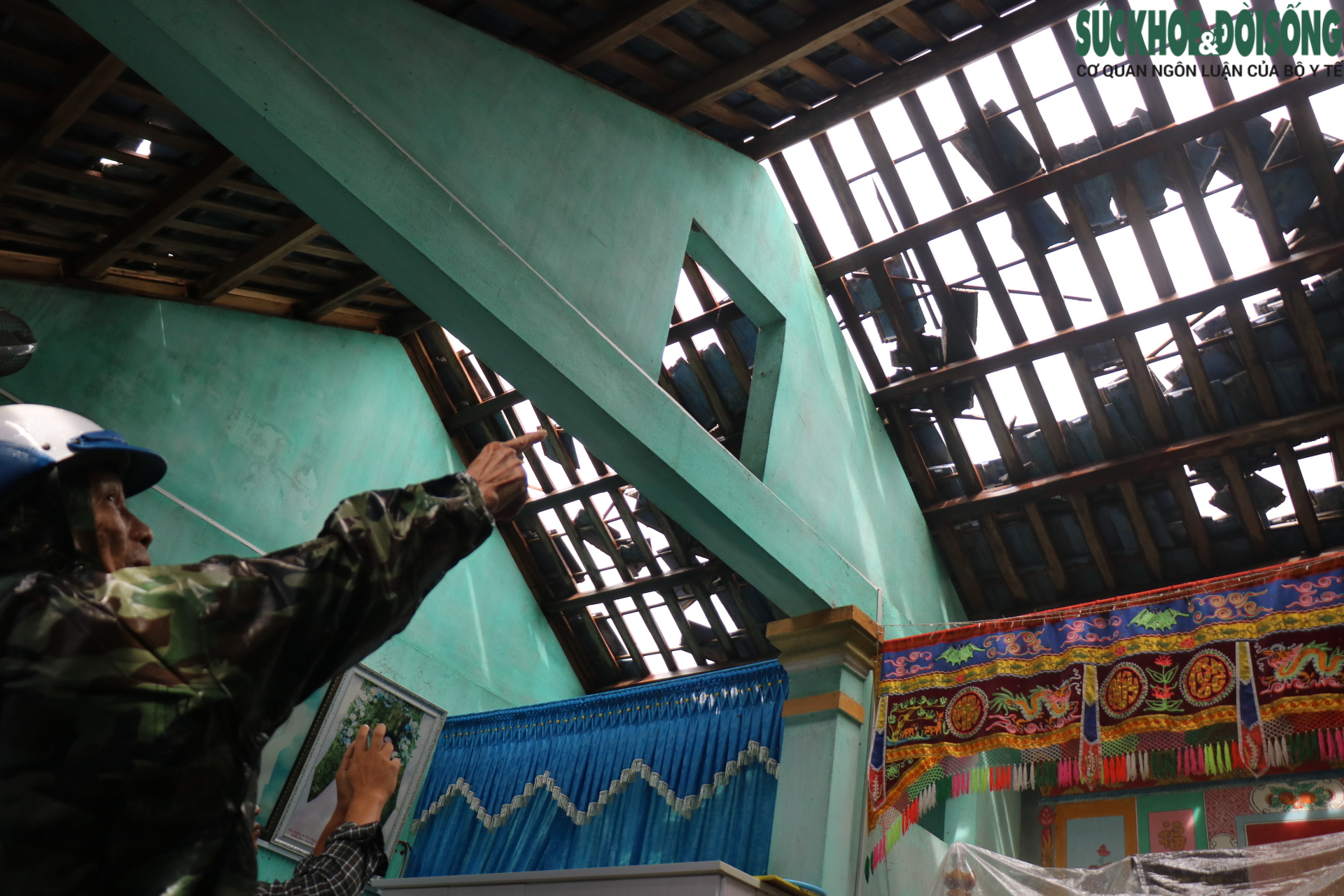 Nhà cửa tan hoang sau bão Noru, người dân miền biển Thừa Thiên Huế vẫn chưa hết bàng hoàng - Ảnh 9.