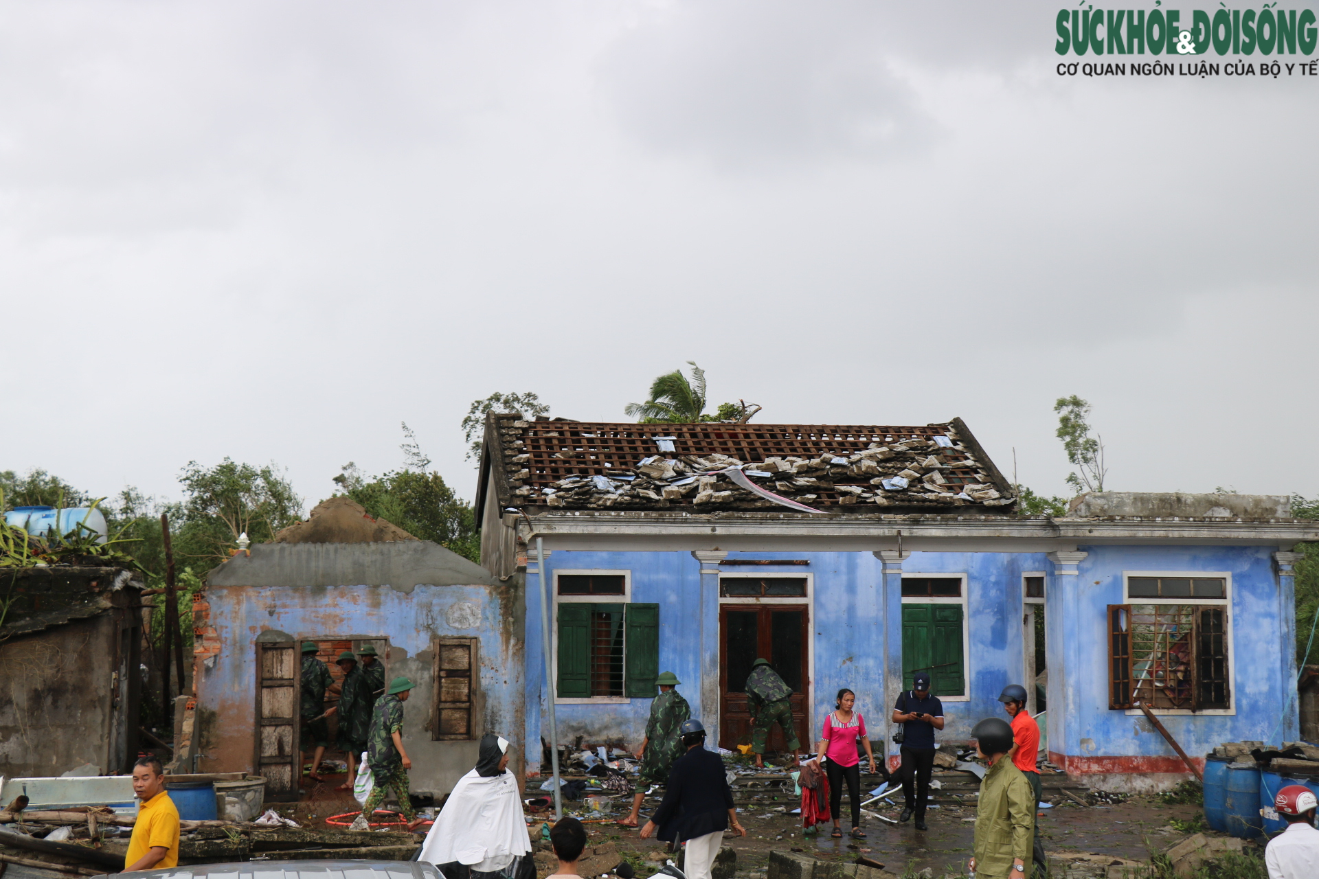 Nhà cửa tan hoang sau bão Noru, người dân miền biển Thừa Thiên Huế vẫn chưa hết bàng hoàng - Ảnh 7.