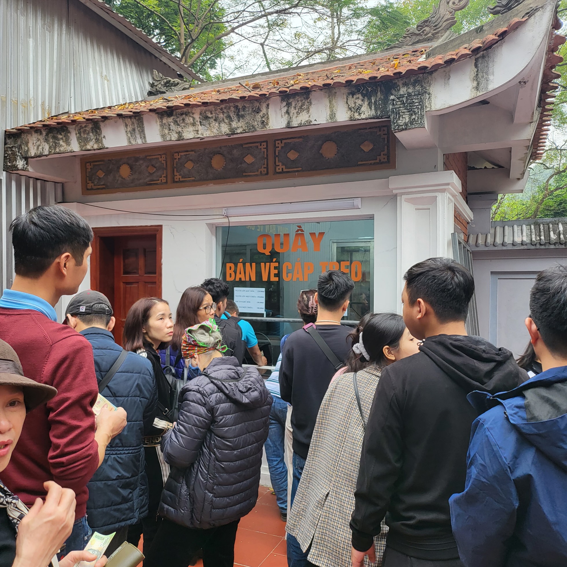 Chưa khai hội, hàng vạn du khách đã đến Chùa Hương đi lễ đầu năm - Ảnh 3.