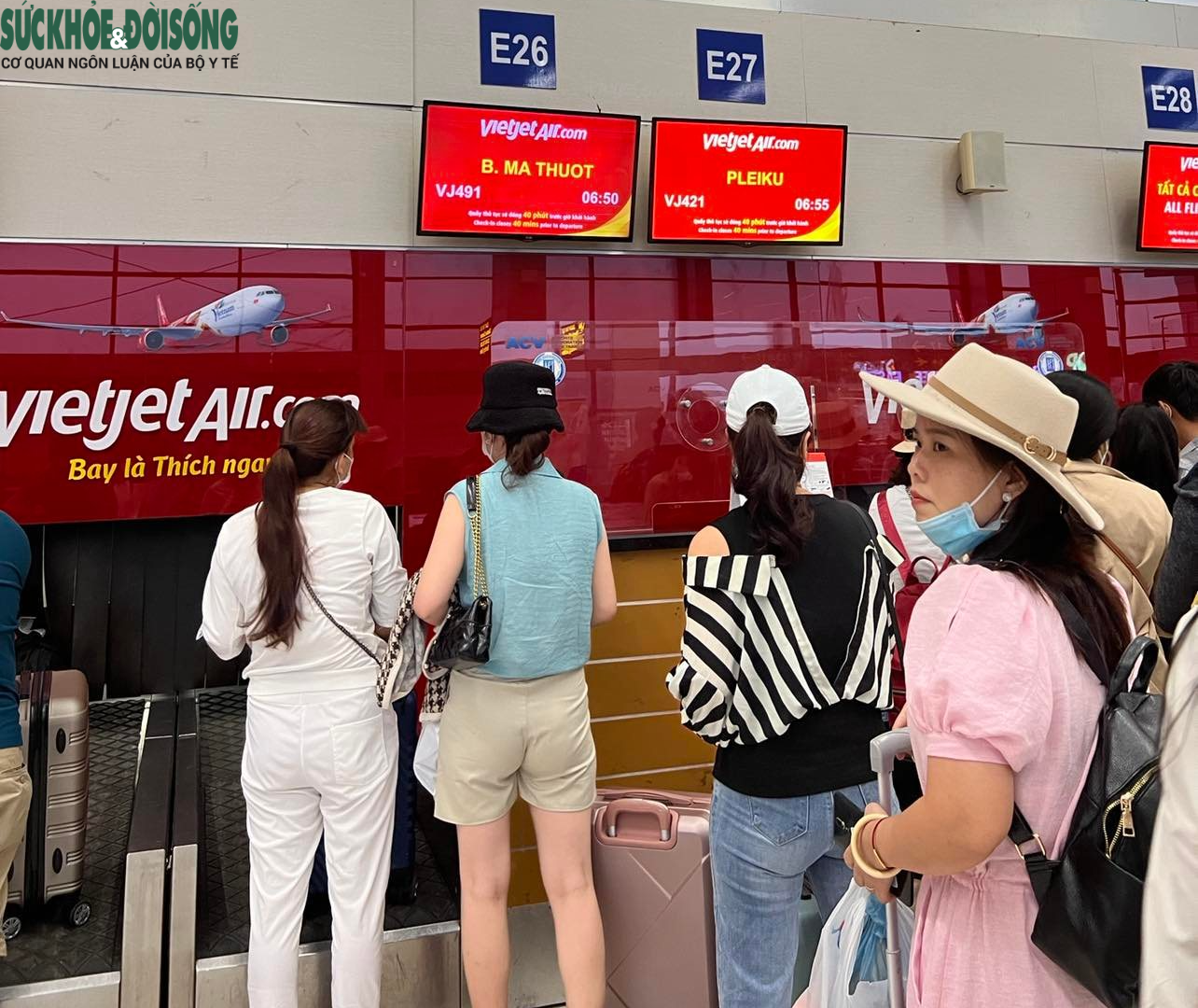 Sân bay Tân Sơn Nhất phá kỷ lục về lượt khách ngày mùng 4 Tết - Ảnh 3.