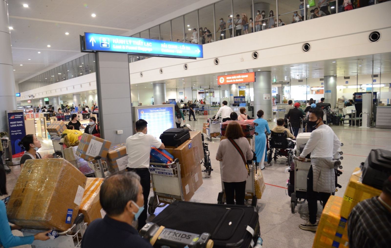 Sân bay Tân Sơn Nhất phá kỷ lục về lượt khách ngày mùng 4 Tết - Ảnh 1.