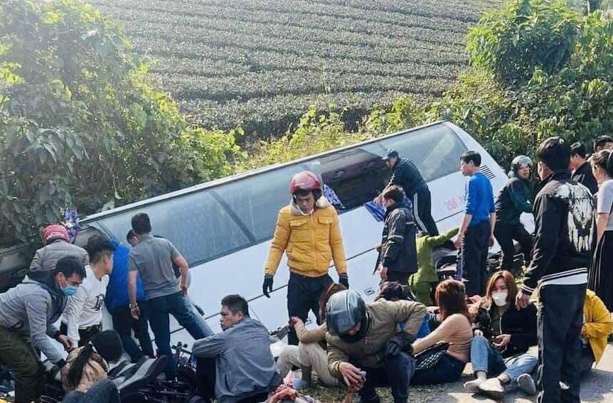 Ô tô khách chở 46 người bị lật tại khu vực Đèo Khế  - Ảnh 4.