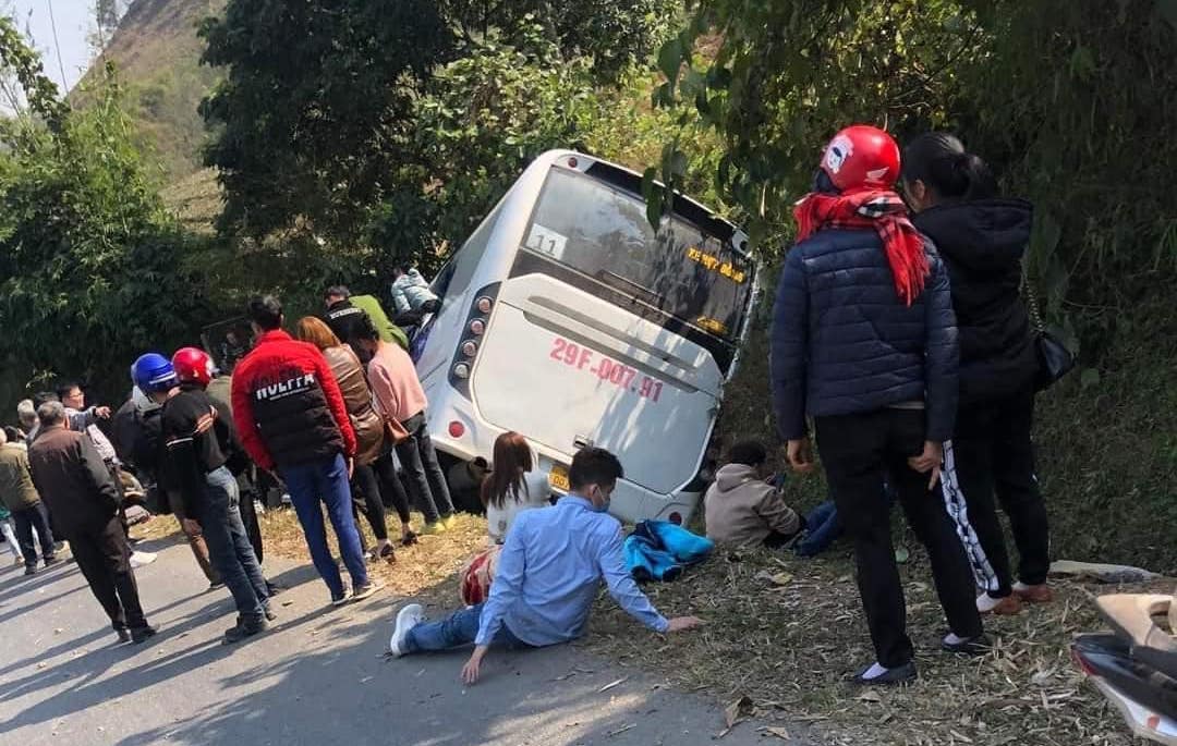 Ô tô khách chở 46 người bị lật tại khu vực Đèo Khế  - Ảnh 2.