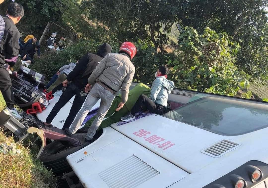 Ô tô khách chở 46 người bị lật tại khu vực Đèo Khế  - Ảnh 3.