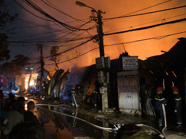 Cháy lớn trong đêm tại kho xưởng quận Nam Từ Liêm - Ảnh 1.