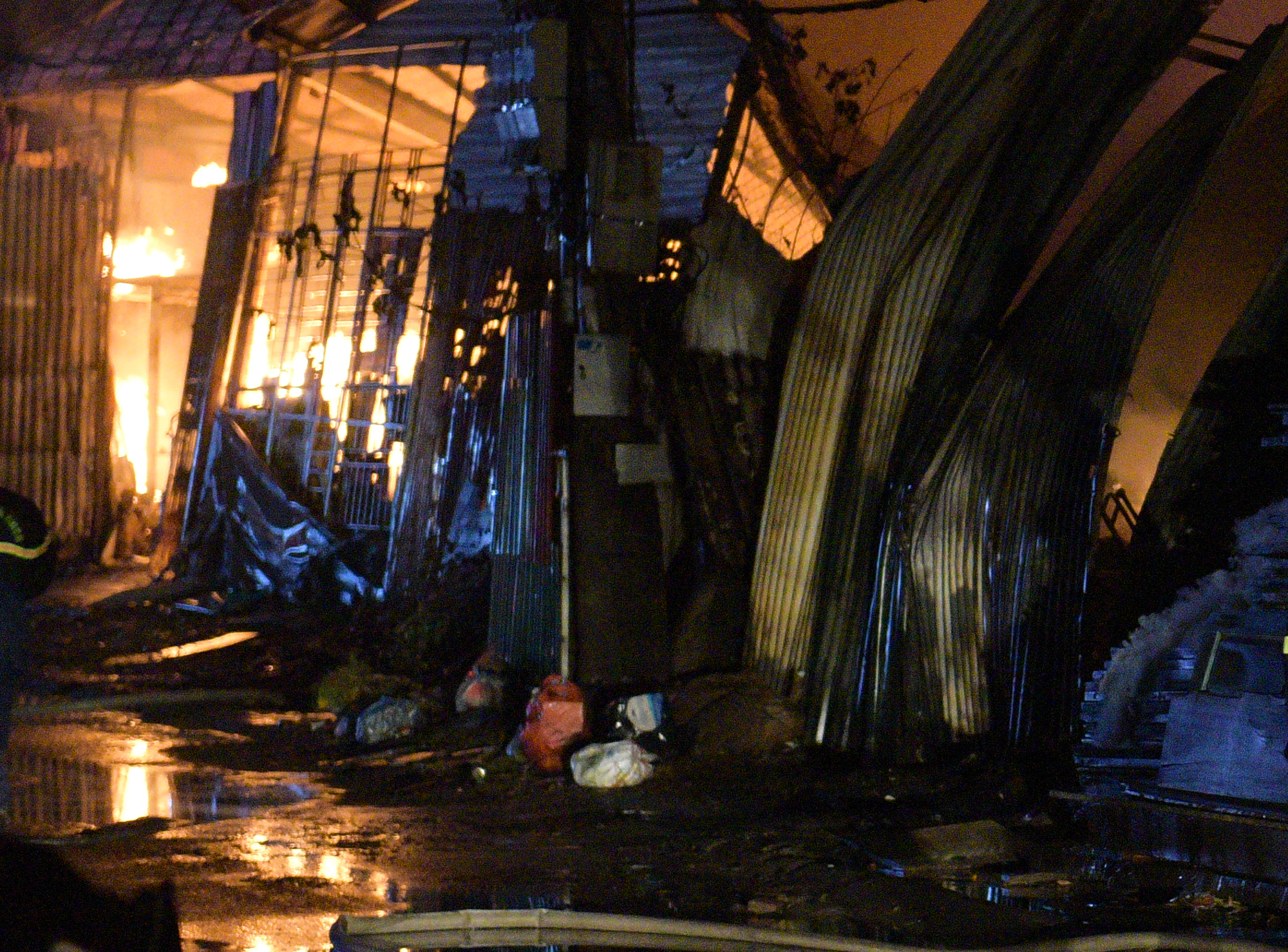 Cháy lớn trong đêm tại kho xưởng quận Nam Từ Liêm - Ảnh 2.
