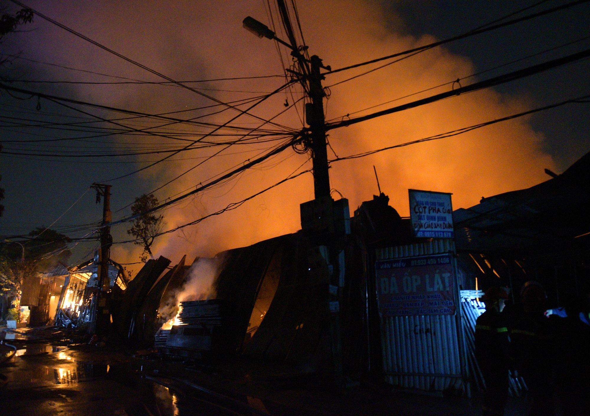 Cháy lớn trong đêm tại kho xưởng quận Nam Từ Liêm - Ảnh 3.