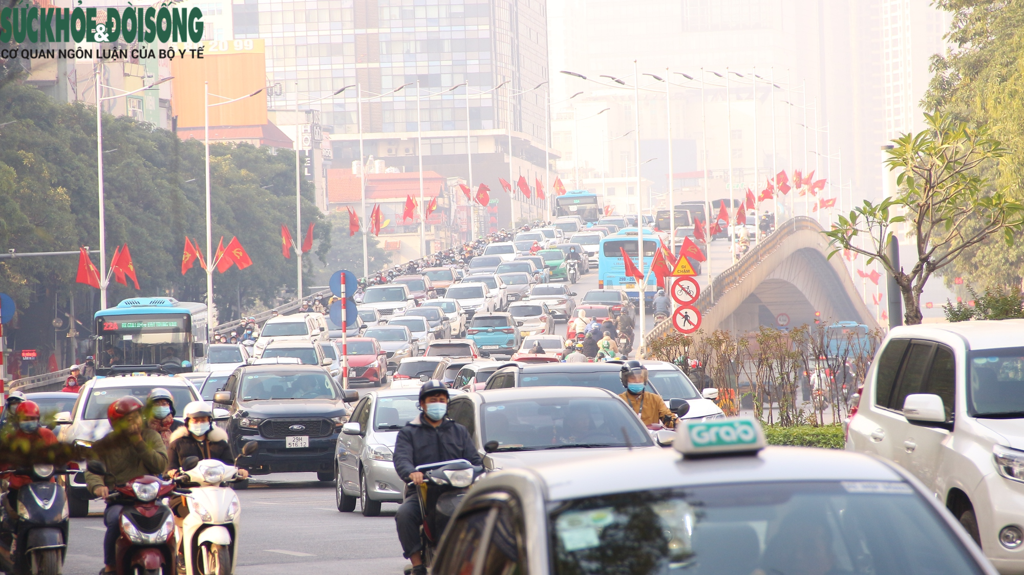 Đường phố Hà Nội đông đúc trở lại sau kỳ nghỉ Tết - Ảnh 6.