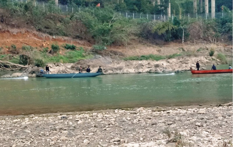 Tìm kiếm 2 nạn nhân bị mất tích trên thượng nguồn sông Hồng - Ảnh 1.