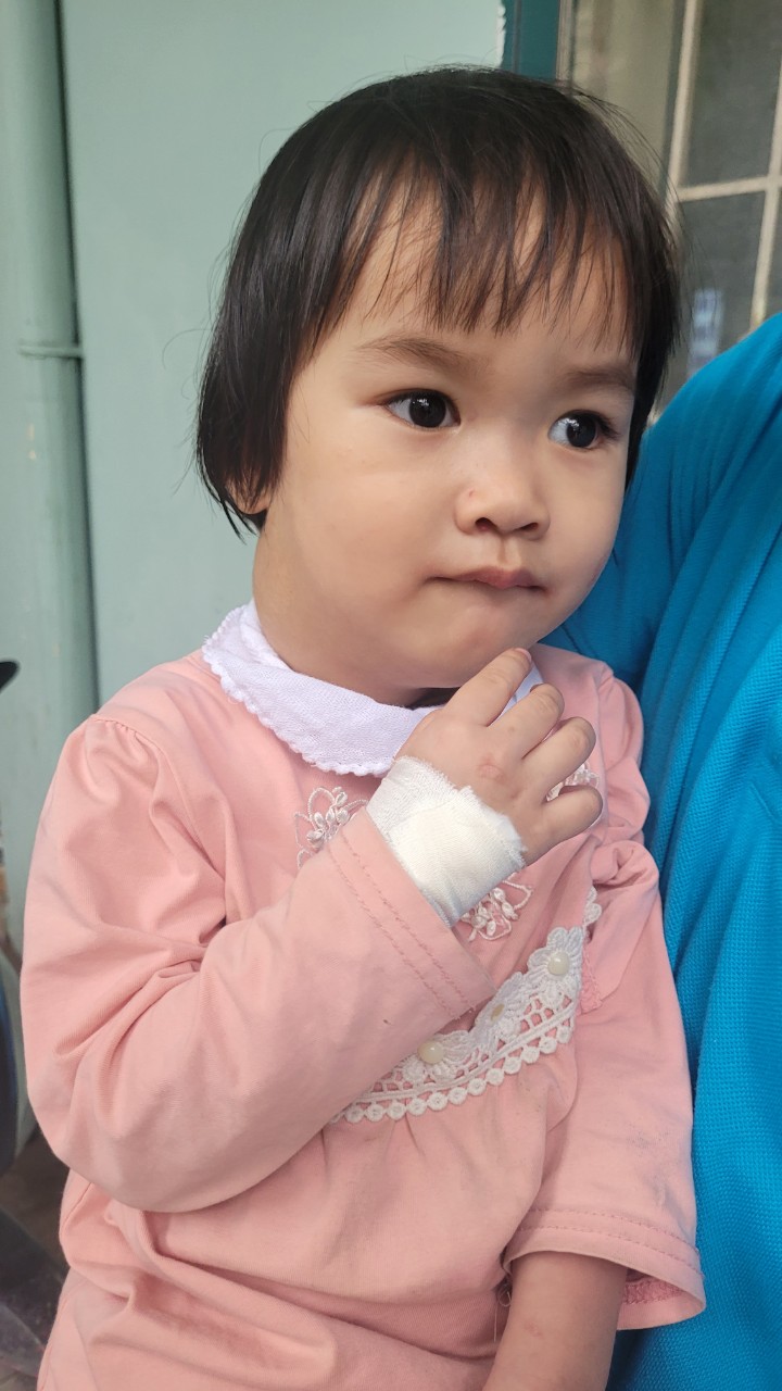 Gần 20 triệu đồng đến với cô bé dân tộc Thái bị u bạch huyết - Ảnh 1.
