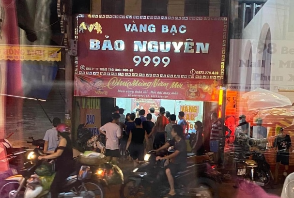Hà Nội: Cựu sinh viên đại học cướp giật tại tiệm vàng - Ảnh 2.