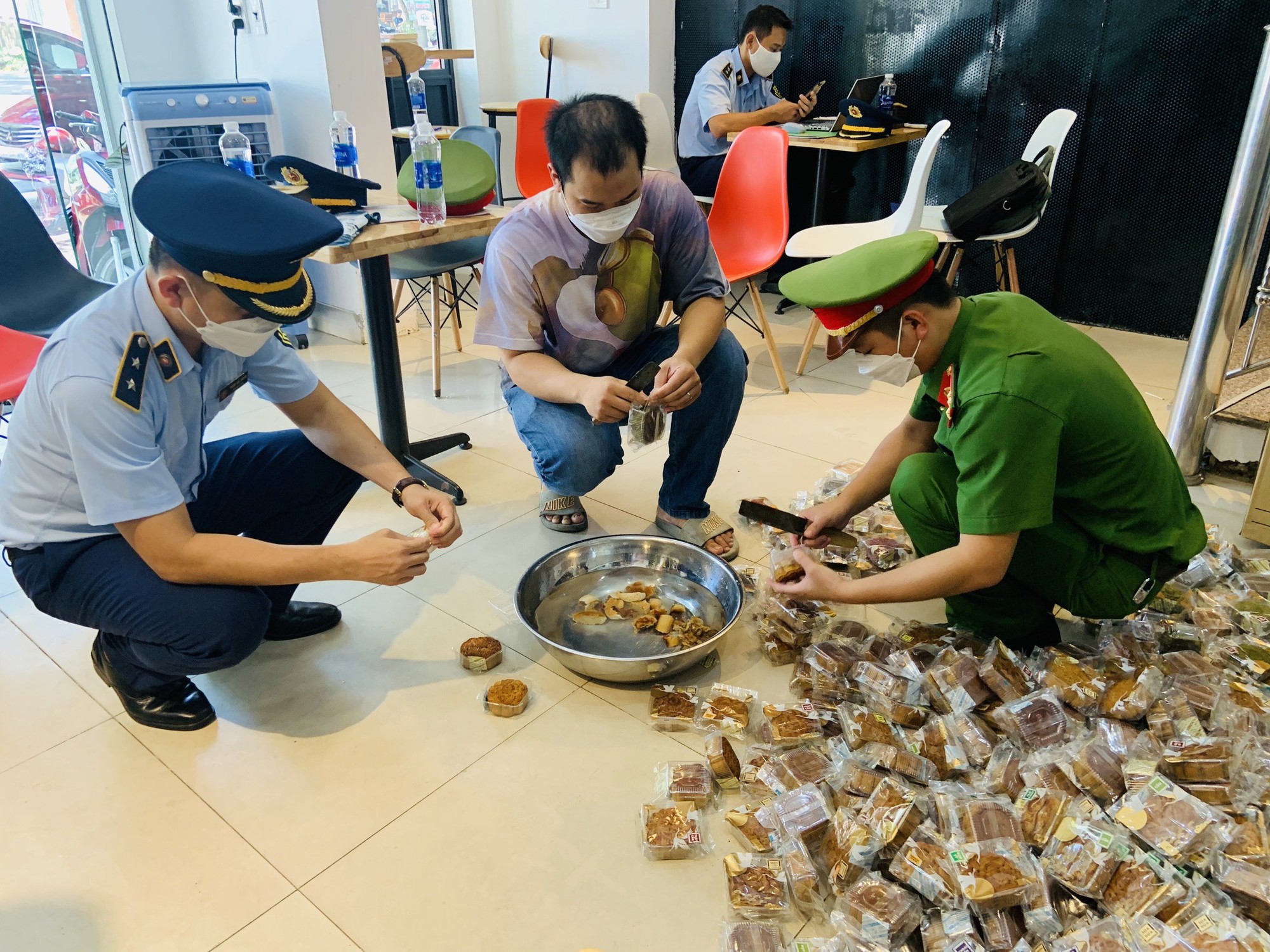 Từ 29/8, Hà Nội bắt đầu kiểm soát toàn diện thị trường bánh Trung thu, đồ chơi trẻ em - Ảnh 2.