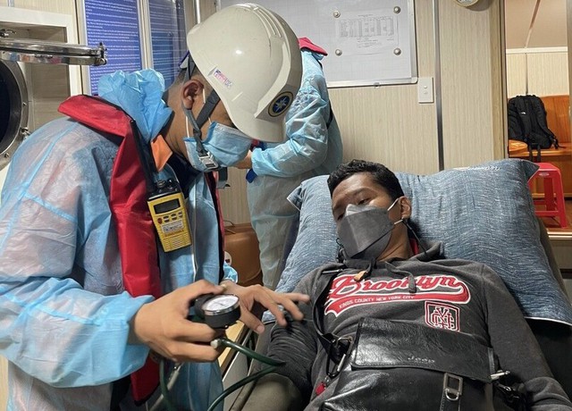 Xuyên đêm giải cứu thủy thủ Philippines bị dập bàn tay - Ảnh 2.