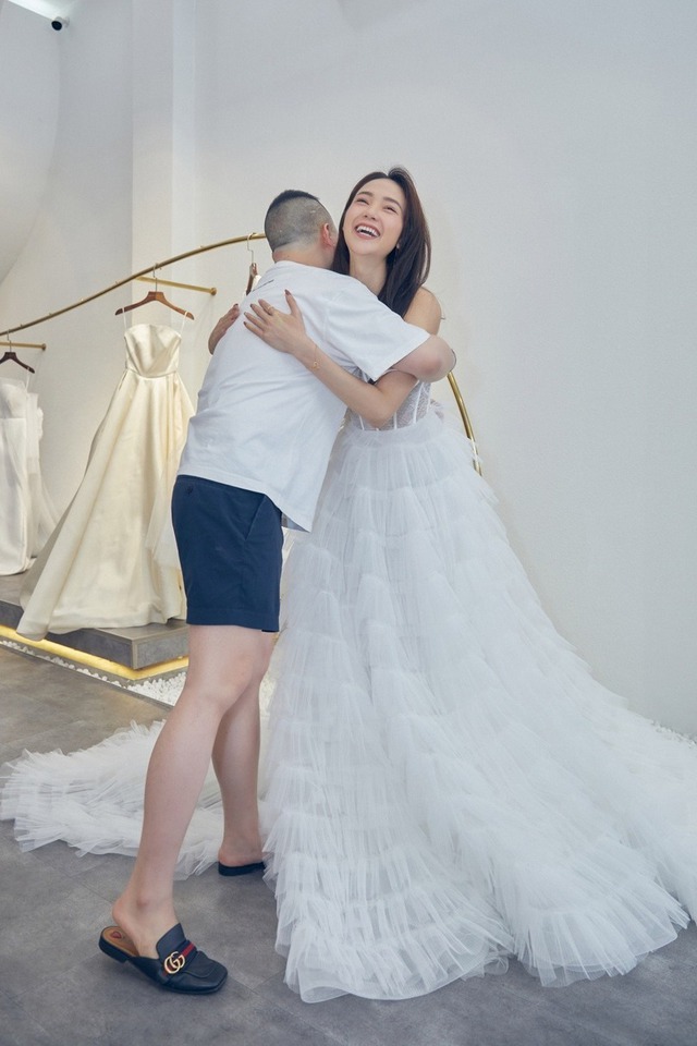 &quot;Cô dâu tháng 6&quot; Minh Hằng diện váy cưới xinh như công chúa, tiết lộ giá cả cực kì đắt đỏ - Ảnh 3.
