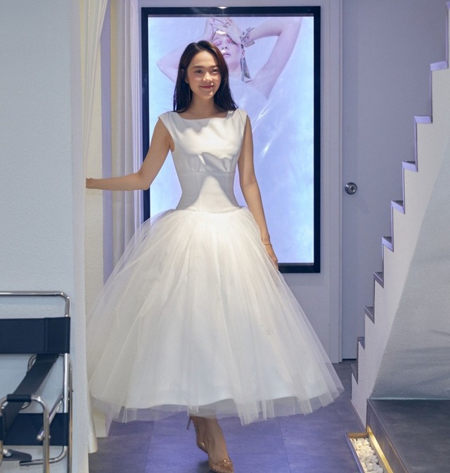 &quot;Cô dâu tháng 6&quot; Minh Hằng diện váy cưới xinh như công chúa, tiết lộ giá cả cực kì đắt đỏ - Ảnh 2.