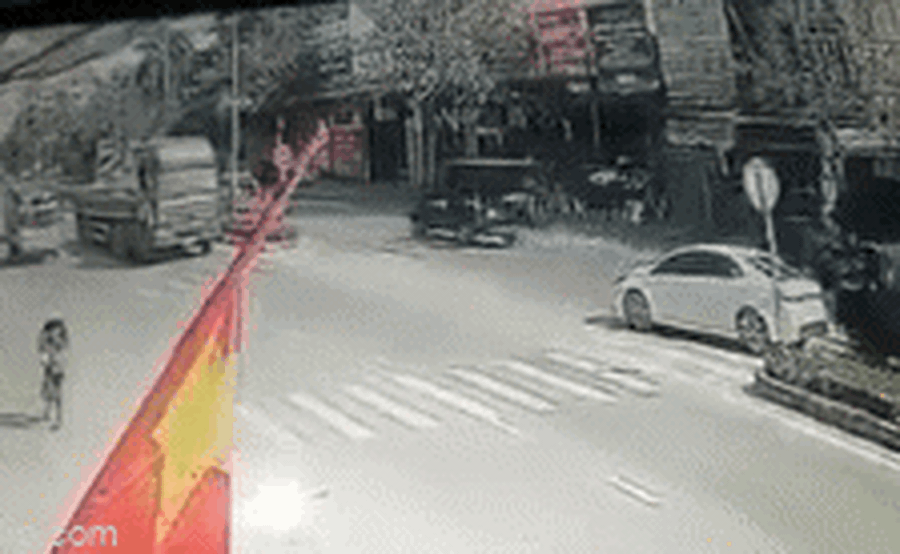 Khoảnh khắc tai nạn liên hoàn khiến 4 xe ô tô hư hỏng nặng tại Thái Nguyên