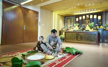 “Ông nội” Shark Việt ngồi bệt gói bánh chưng cùng cháu để lộ căn phòng thờ ngày Tết cực khủng tại nhà