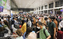 Sáng 25 Tết, sân bay Tân Sơn Nhất đông nghẹt người về quê, hành khách đến từ 3h sáng để chờ check in