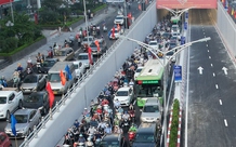Ùn tắc kéo dài ngày đầu thông xe hầm chui Lê Văn Lương