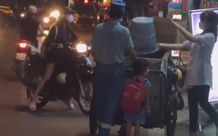 Cộng đồng mạng "cay xè mắt" trước hình ảnh bé gái theo cha đi thu rác