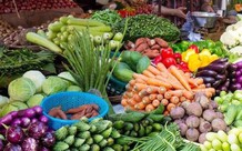 Giá xăng giảm, nhiều mặt hàng thực phẩm ở chợ dân sinh vẫn chưa giảm nhiệt