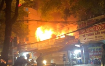 Hà Nội: Cháy lớn 3 nhà liền kề ở phố Nhân Hòa