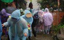 Mưa rét, hàng ngàn người vẫn đổ về chùa Hương Tích vãn cảnh đầu năm