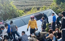 Ô tô khách chở 46 người bị lật tại khu vực Đèo Khế